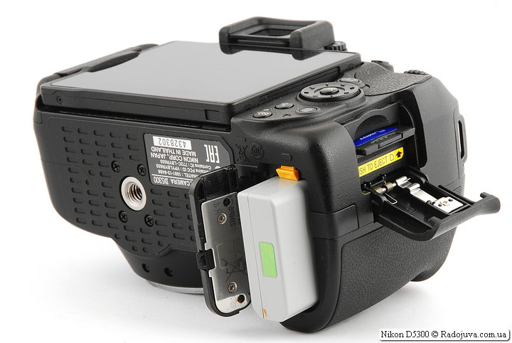 Батарейнык отсек и отсек для карт памяти на камере Nikon D5300