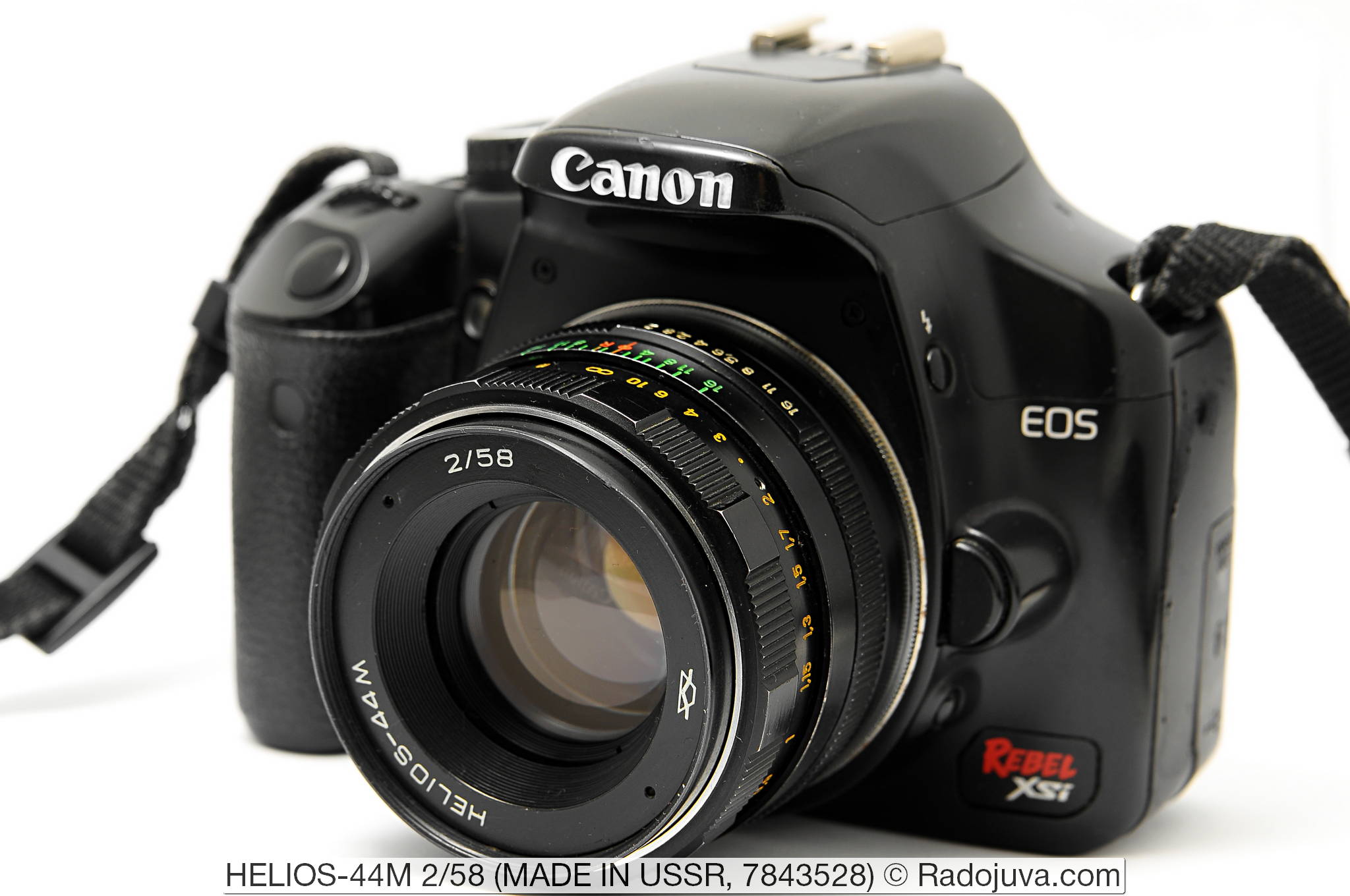 HELIOS-44M 2/58 завода КМЗ. Объектив показан на цифровом зеркальном фотоаппарате Canon EOS DIGITAL Rebel XSi. Установка объектива на фотоаппарат осуществлена с помощью переходника M42-Canon EOS с чипом.