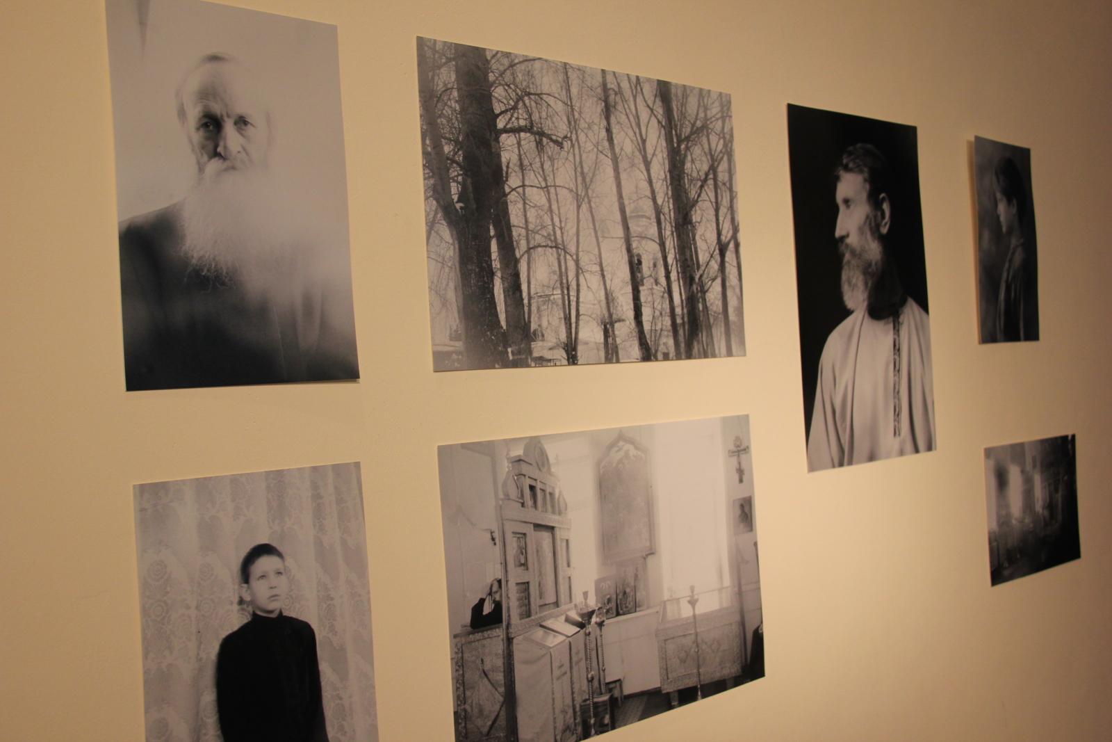 Снимки Федора Телкова на одной из старообрядческих выставок в Екатеринбурге