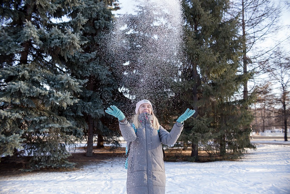 Вечная классика - подбрасывать снег. Фото: Екатерина АНДРЕЕВА