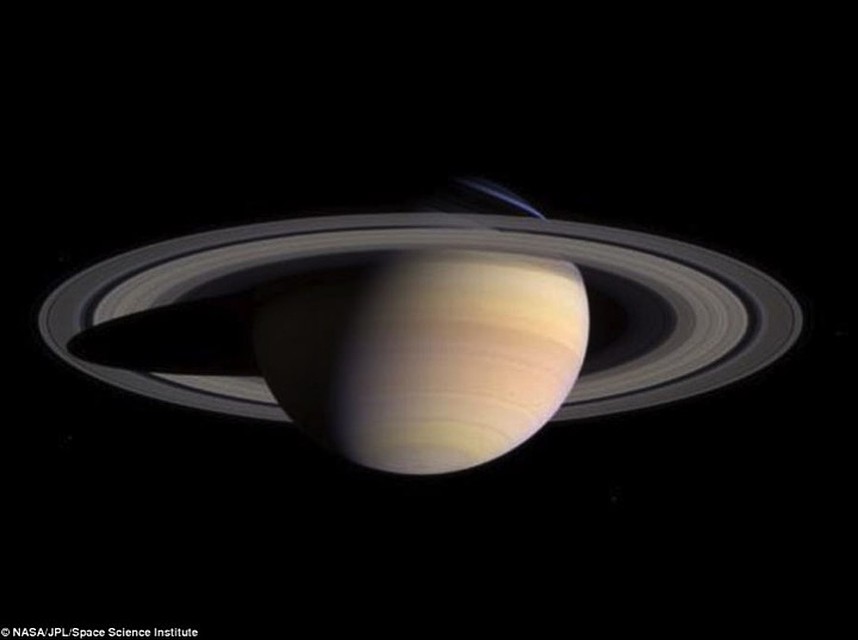 Таким предстал Сатурн в 2004 году перед прибывшим к нему "Кассини" . 