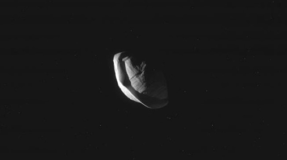 Однажды, пролетая над кольцами Сатурна, "Кассини" сфотографировал его удивительный спутник - Пан, который похож на "летающую тарелку". А может быть, это она и есть? 