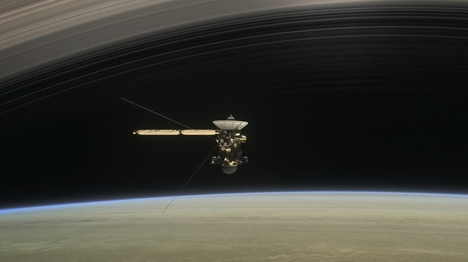 Зонд 22 раза пролетит под кольцами Сатурна. 