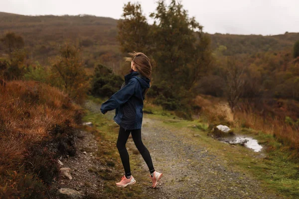 Активные Молодые Девушки Дорожке Красные Кусты Холмы Посещение Шотландии Пасмурно Стоковая Картинка