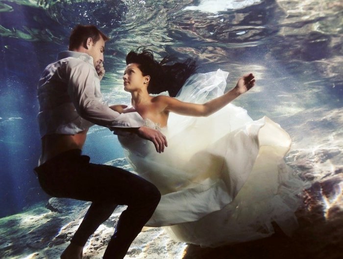 Необычная свадебная фотосессия под водой