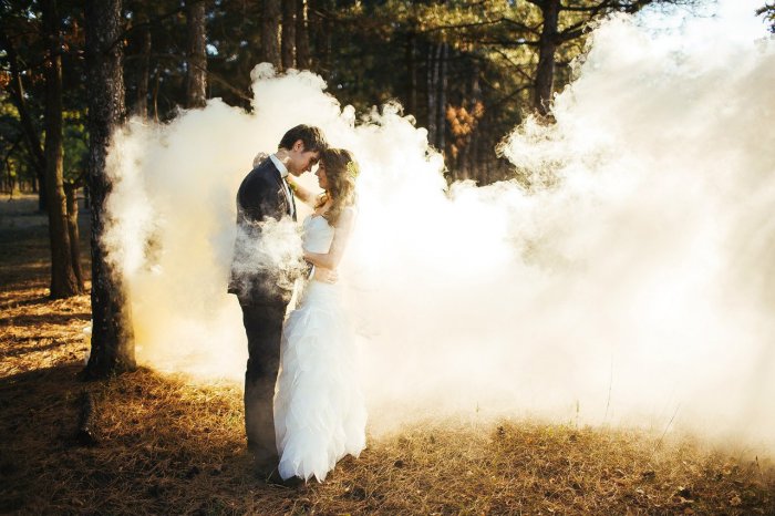 Взгляните по-новому на свадебную фотосессию с дымовыми шашками