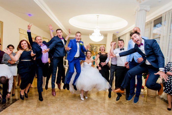 Идея для свадебного фото в прыжке
