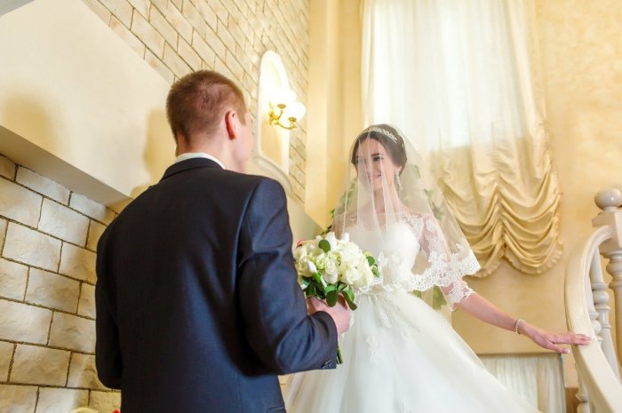 Жених встретил невесту после выкупа