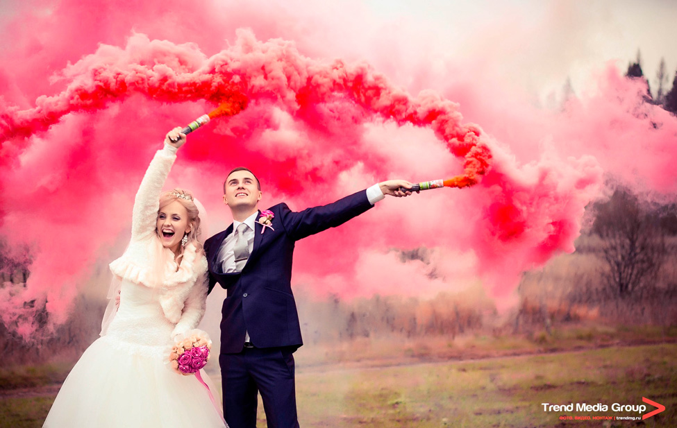 красный факел россия на свадебной фотосессии зимой