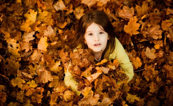 детская фотосессия в осеней листве