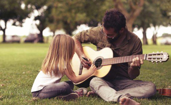 фотосессия отца и дочки с гитарой