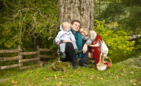 семейная фотосессия с под деревом