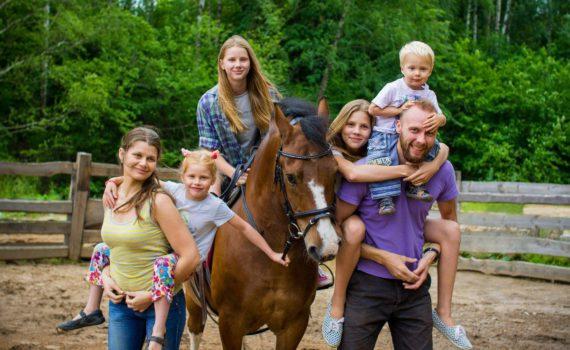 семейная фотосессия на природе летом, с лошадьми