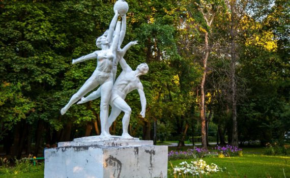 Парк у Северного Речного Вокзала скульптура