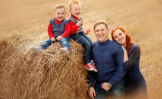 осенняя семейная фотосессия в поле со стогом сена