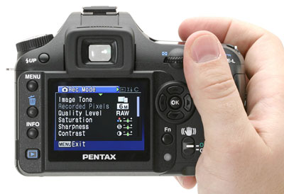 Цифровая зеркальная фотокамера Pentax K100D (положение в руках)