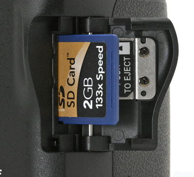 Отделение для карт памяти (SD/SDHC) в цифровой зеркальной фотокамере Pentax K100D