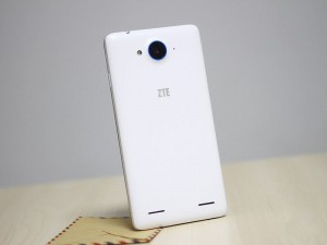 Телефон ZTE V5s на фото